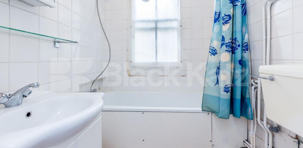 			MINUTES TO HAMPSTEAD HEATH!, 2 Bedroom, 1 bath, 1 reception Flat			 Mackeson Road, Belsize Park